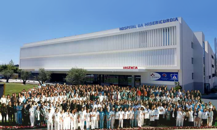 Foto da equipa à frente do hospital